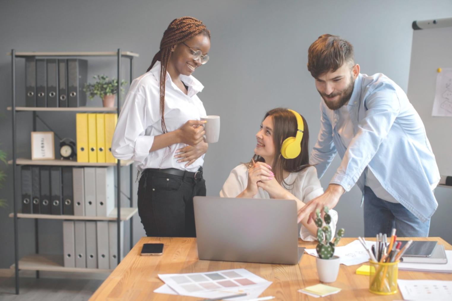 Espace de travail lumineux symbolisant une approche réfléchie des finances
